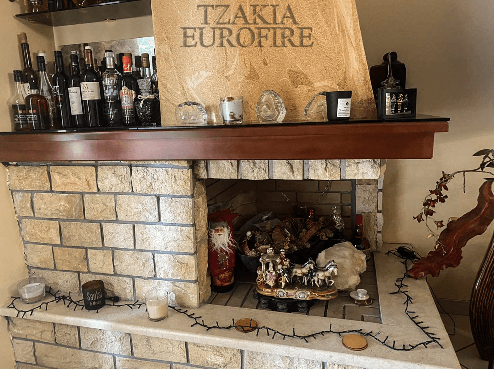 Γωνιακό τζάκι πυρότουβλο δύο όψεων με επένδυση από πέτρα,μαρμαροποδία,εταζέρα ξύλινη και γυψοσανίδα με ράφια στο επάνω μέρος - Image 4